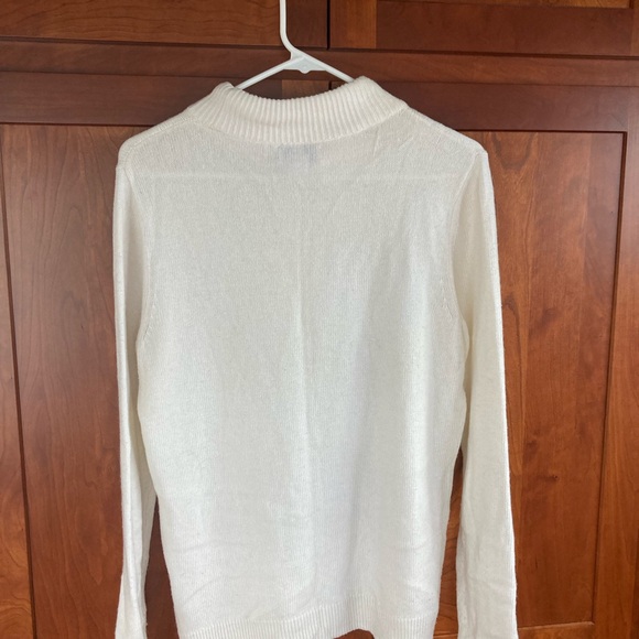 Vineyard Vines cream mock neck sweater. Size M - Picture 2 of 3